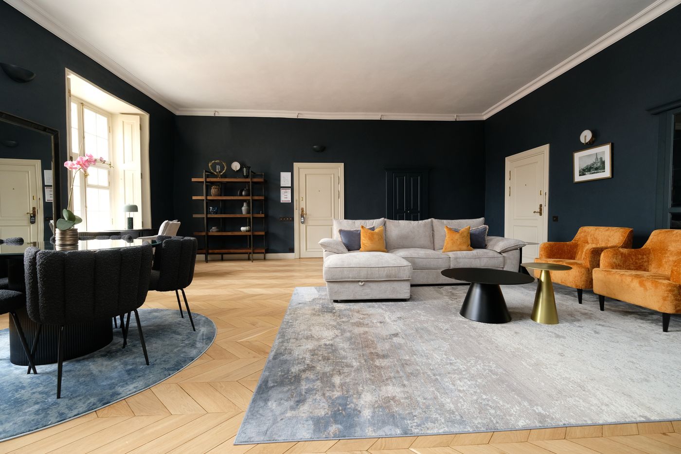 A grand suite drawing room